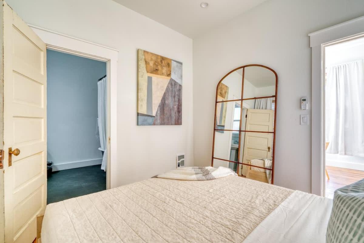- The Charmante Suite- Breweries & Boutiques Apartment *