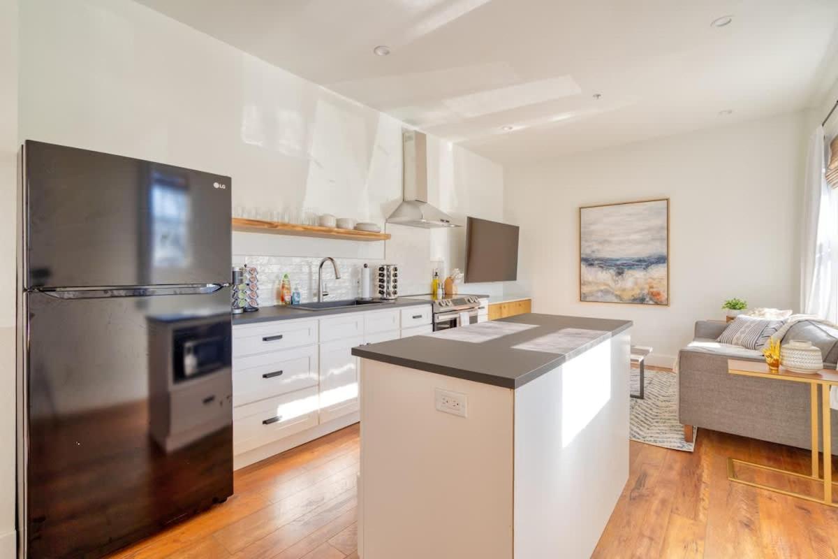 - The Charmante Suite- Breweries & Boutiques Apartment Portland