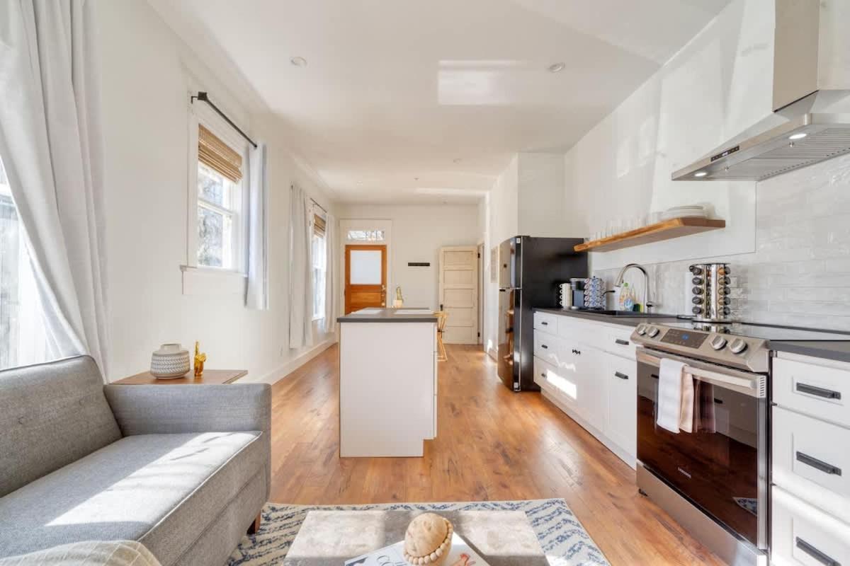 - The Charmante Suite- Breweries & Boutiques Apartment *