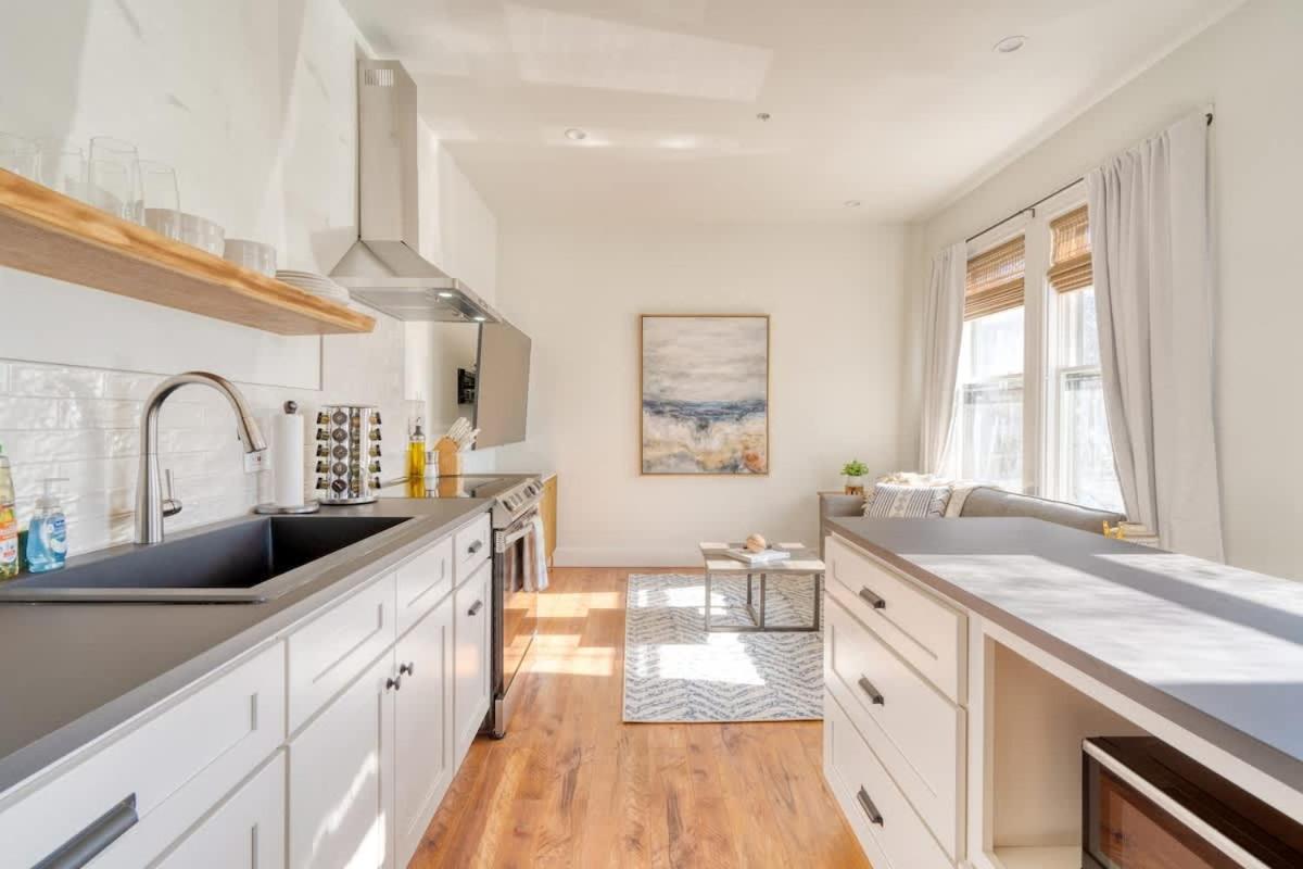 - The Charmante Suite- Breweries & Boutiques Apartment Portland