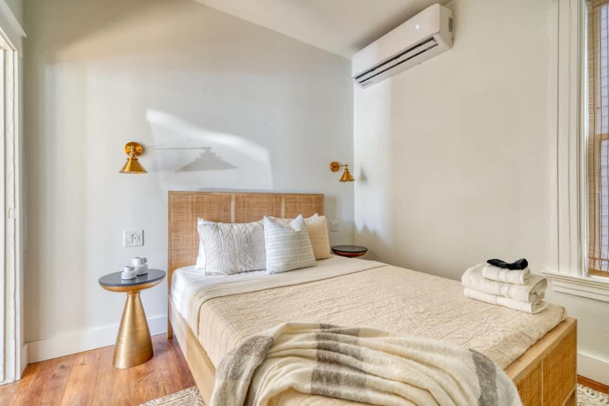 - The Charmante Suite- Breweries & Boutiques Apartment